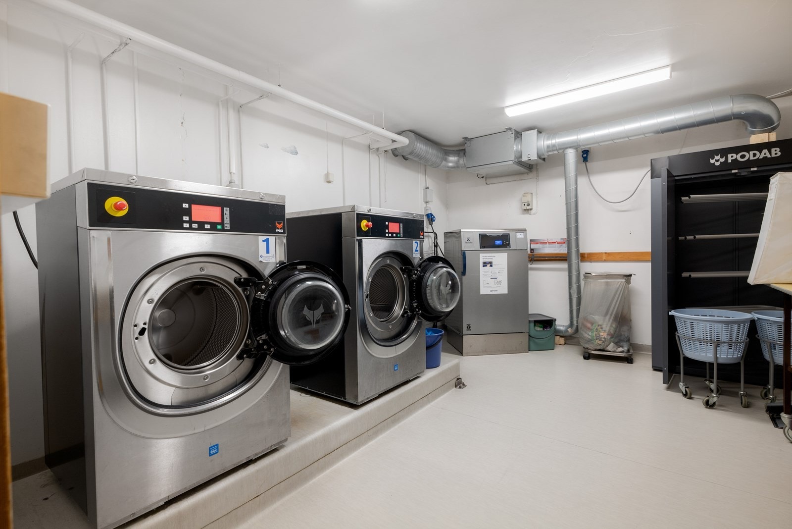 Du har også tilgang til felles vaskerom, som gir ekstra plass på badet hvis du ønsker mer oppbevaring. Galleribilde