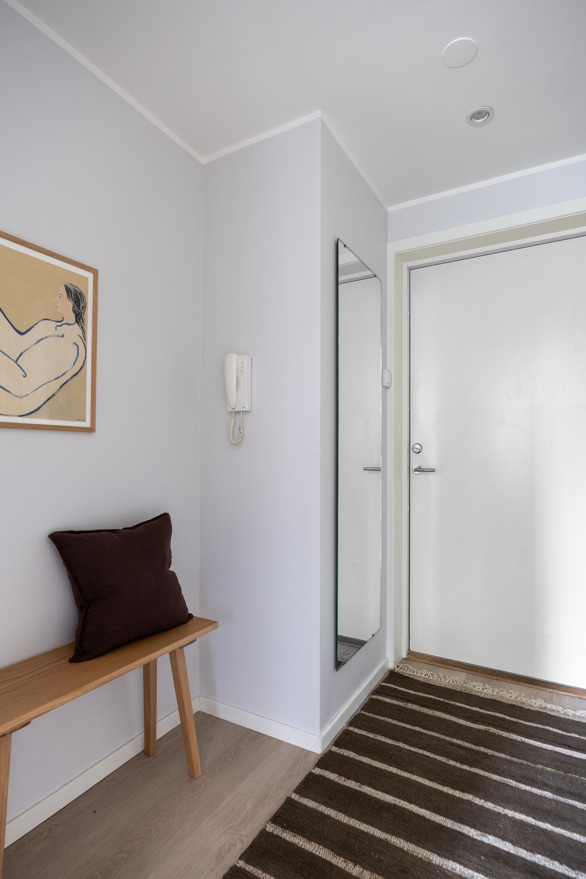 Plass til klesoppheng og oppbevaring av sko. Galleribilde