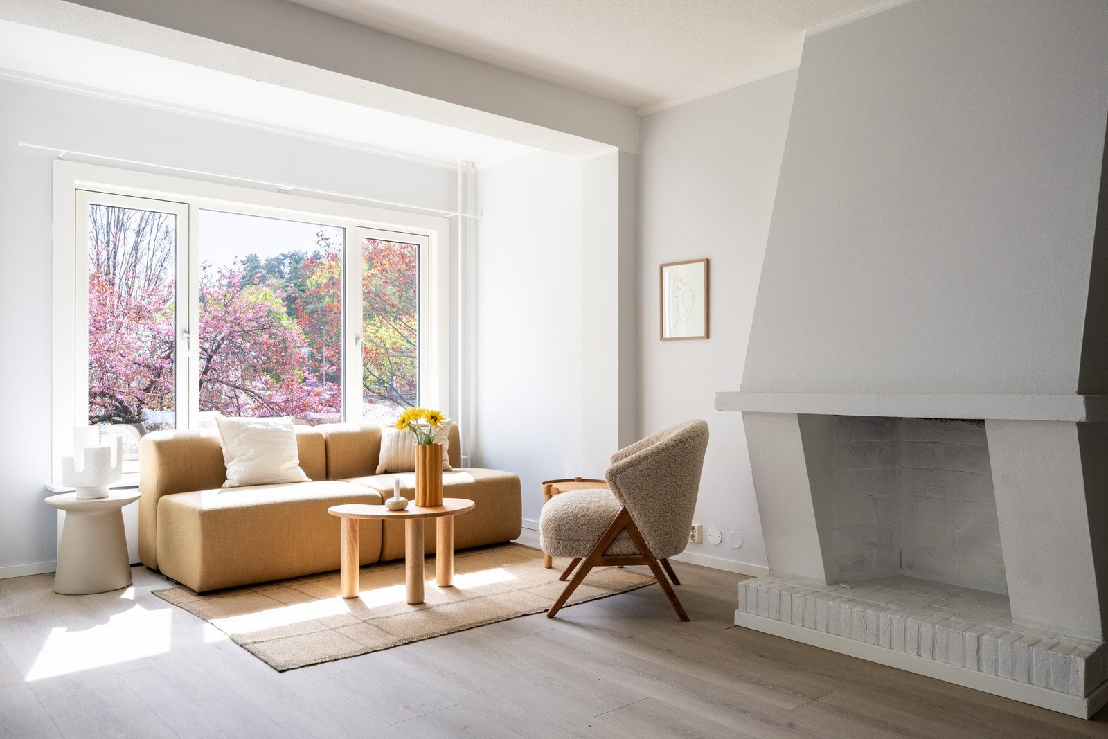 God plass til sofa, bord, stoler og tilhørende mediemøblement. Galleribilde