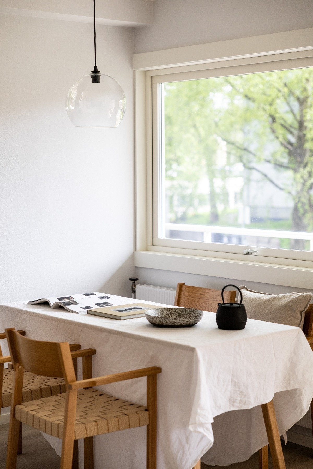 Plass til spisebord ved vinduet. Galleribilde