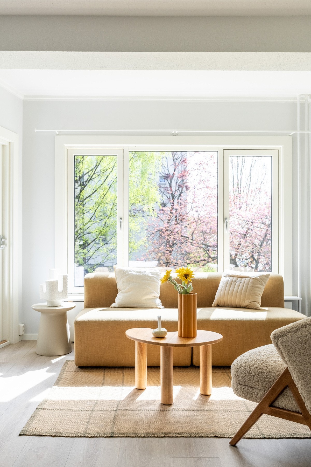Store vindusflater slipper inn rikelig med naturlig lys, som bidrar til et trivelig hjem. Galleribilde