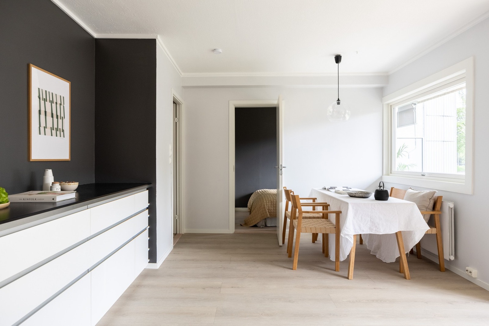 Overflatene er malt i en lys og behagelig fargetone i 2025. Det er nytt gulv og vinduer. Galleribilde