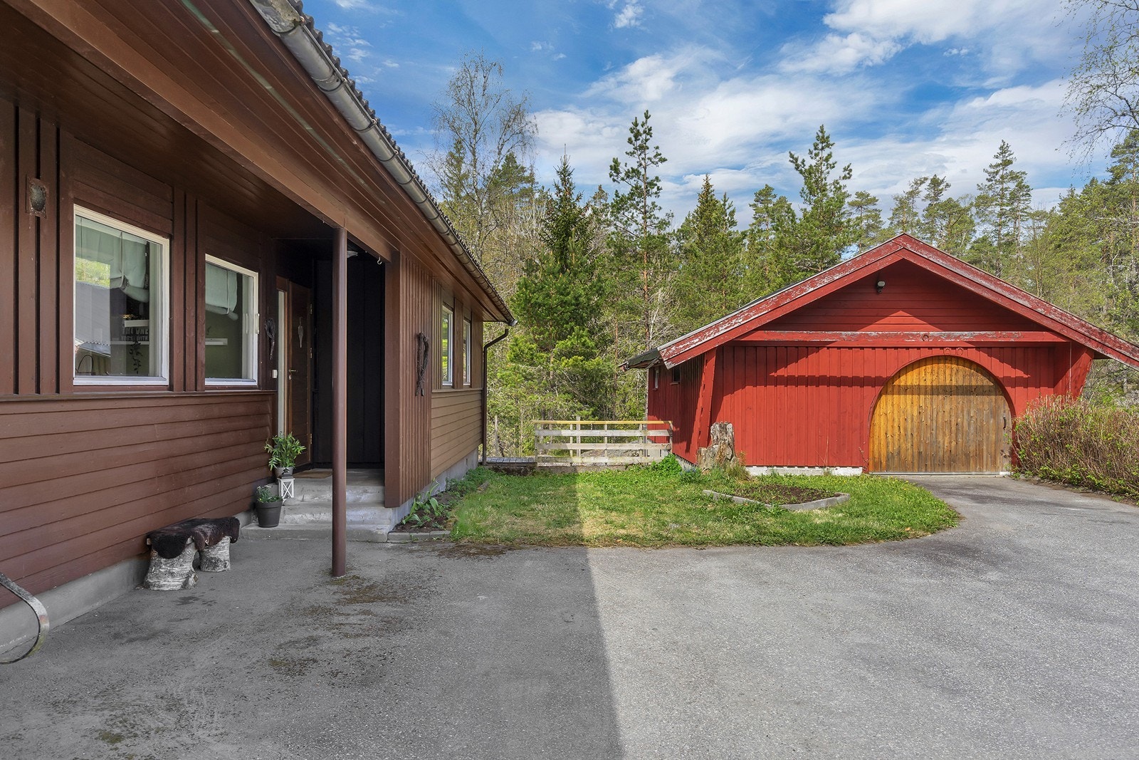 Gardsplass og garasje Galleribilde