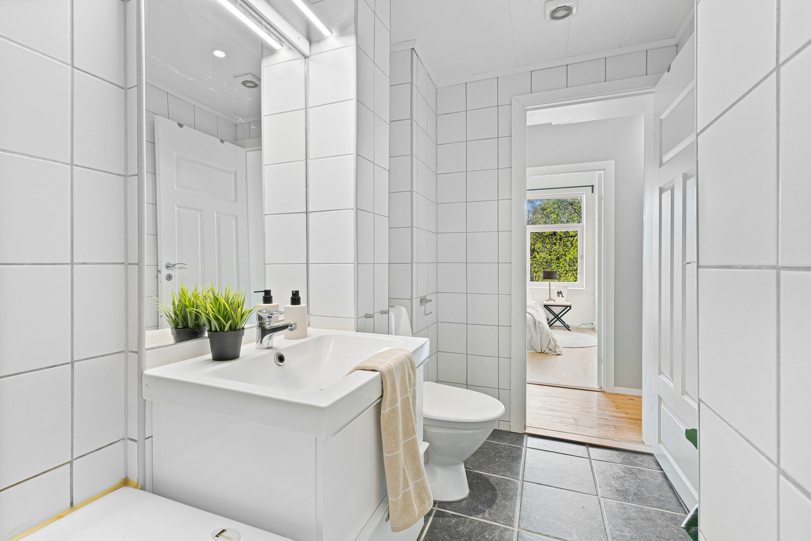 Badet er utstyrt med bl.a. badekar, servant, klosett og opplegg til vaskemaskin. Galleribilde