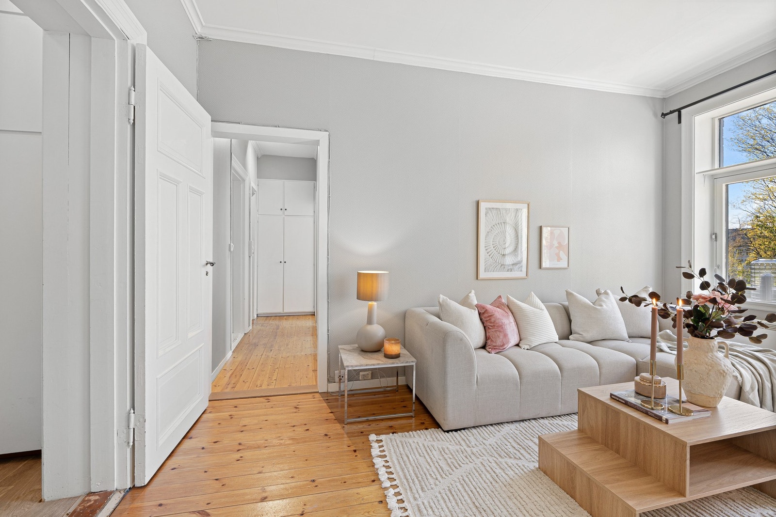 Sjarmerende tregulv i stua. Vedfyring som et hyggelig oppvarmingsalternativ på vinterstid. Galleribilde