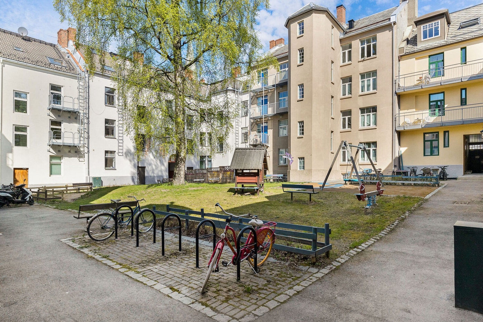 Pent opparbeidet felles bakgård med felles sykkelparkering. Galleribilde