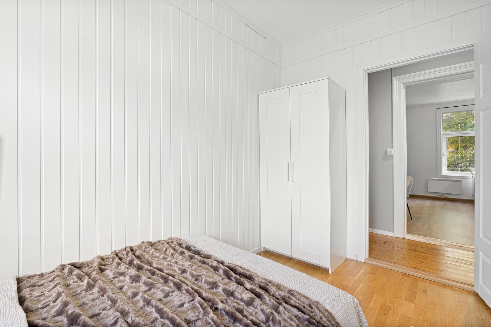 God plass til dobbeltseng samt tilhørende møblement. Galleribilde