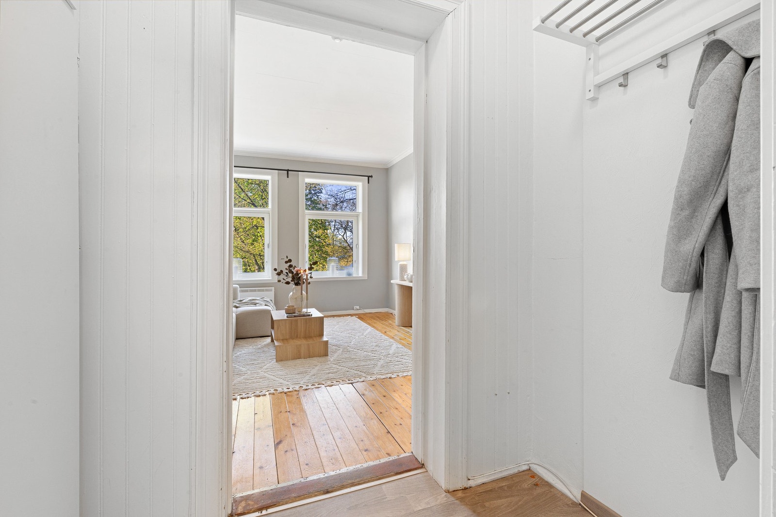 Lys og pen entré med gode lagringsmuligheter. I tillegg disponerer leiligheten en bod i kjeller på ca. 6 kvm. Galleribilde