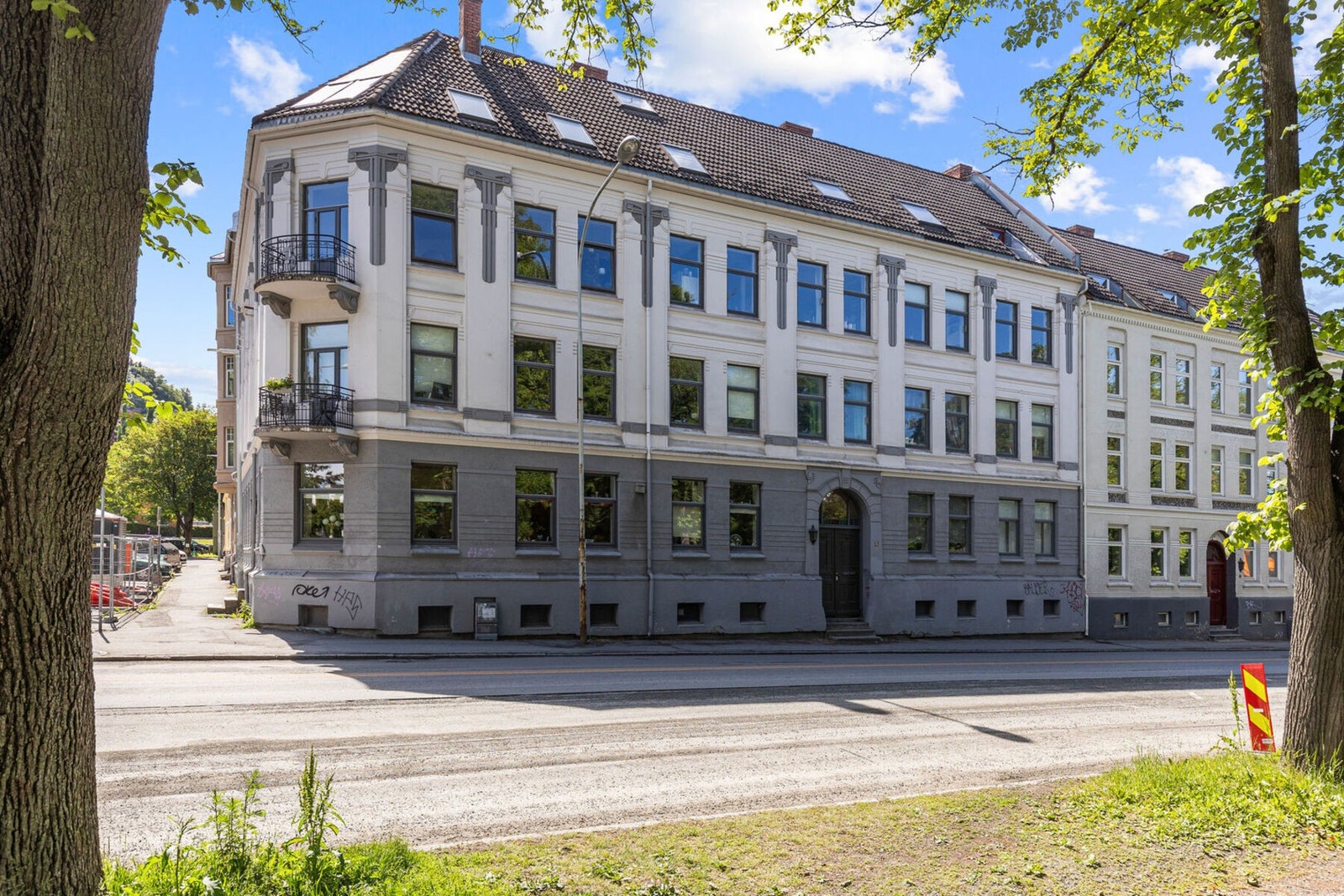 Fasade. Flott bygård i mur, grensende mot Lamoparken. Galleribilde