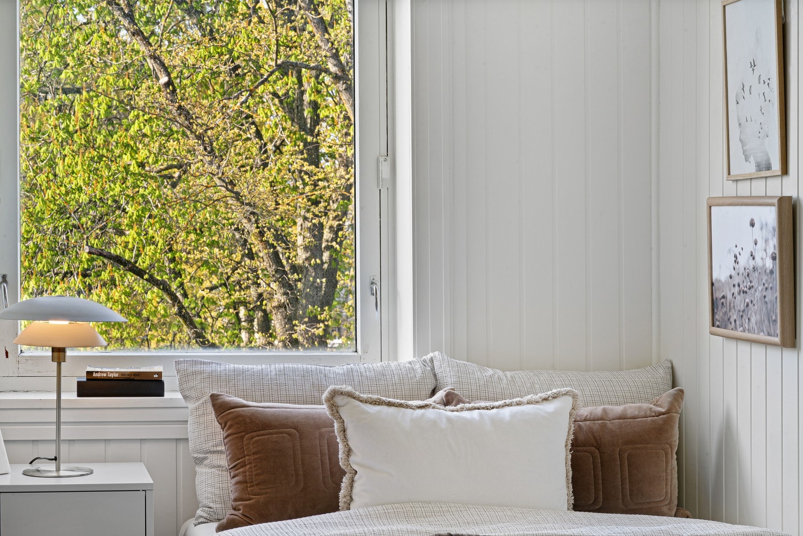 Begge soverommene har fin utsikt mot Lamoparken. Galleribilde