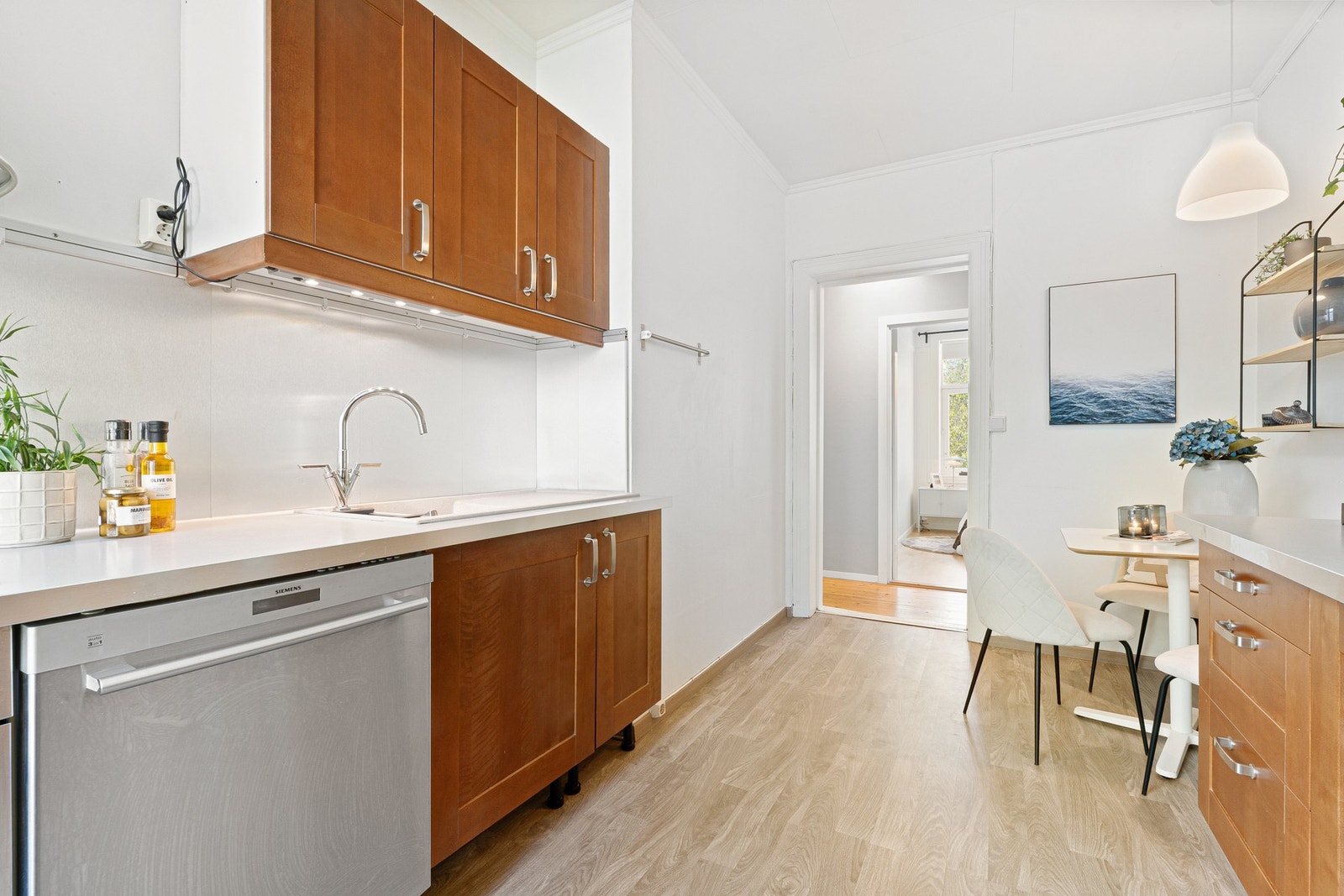 Kjøkkenet er utstyrt med bl.a. integrert oppvaskmaskin, komfyr og koketopp. Galleribilde