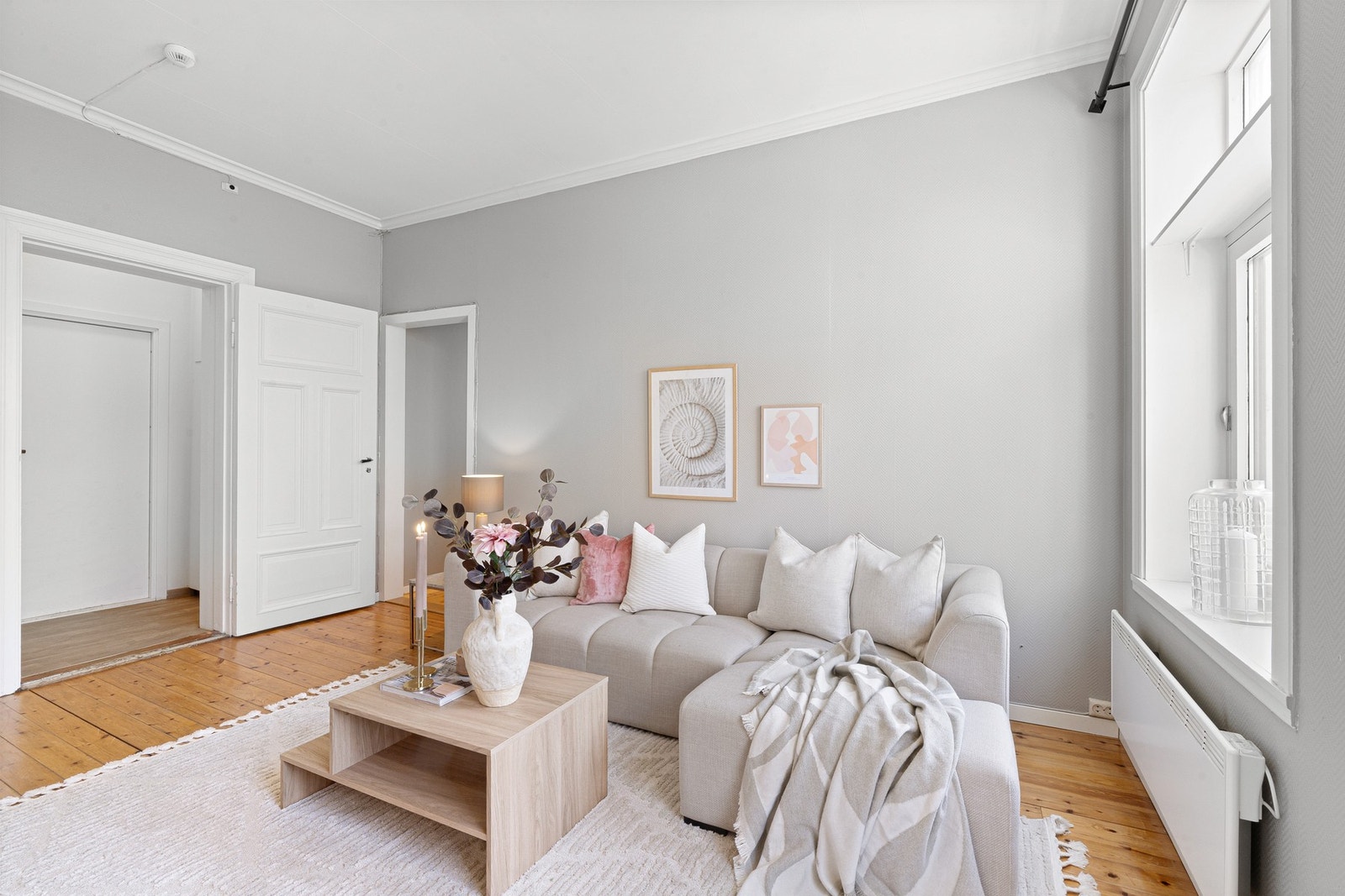 Stuen er på 16 kvm med god plass til sofagruppe samt tilhørende møblement. Galleribilde