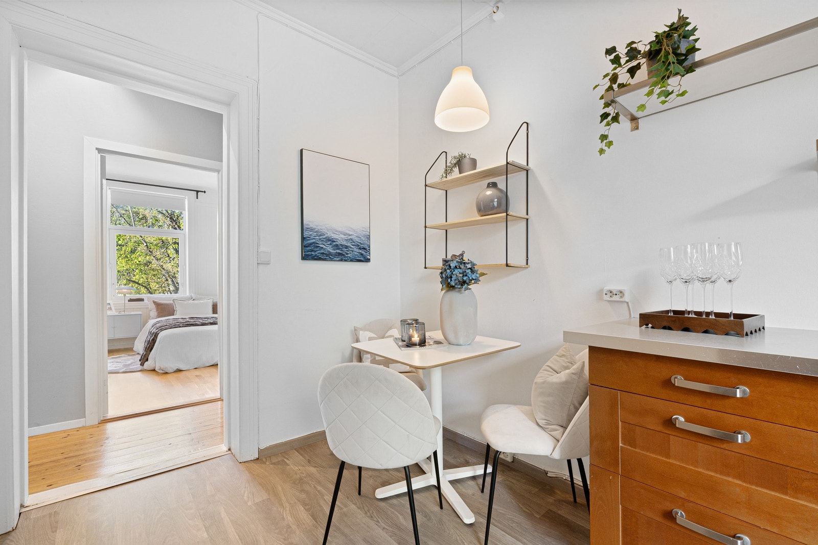 Plass til et trivelig spisebord i kjøkkenhjørnet. Galleribilde