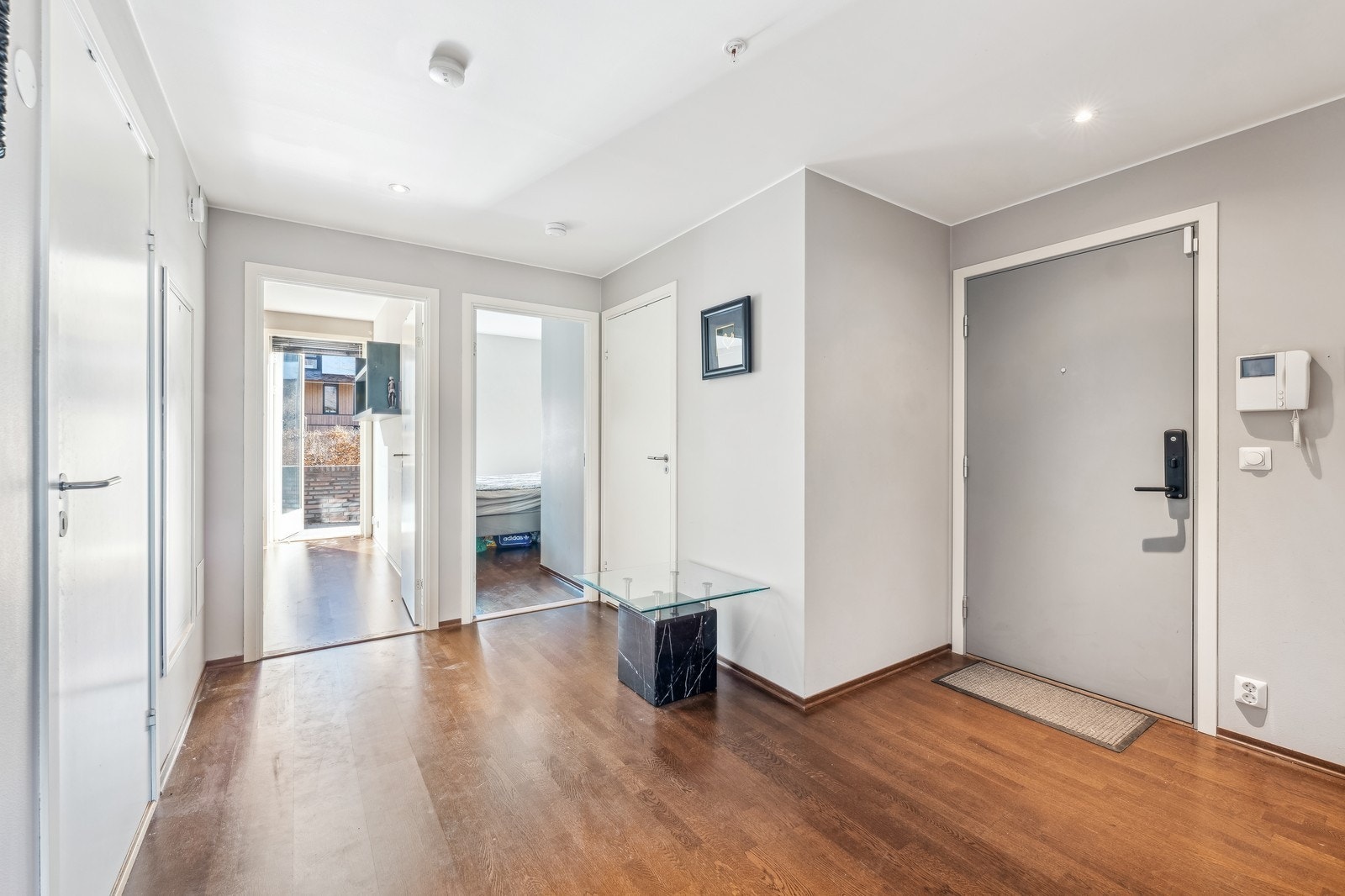 Stor og innbydende gang med gode oppbevaringsmuligheter Galleribilde