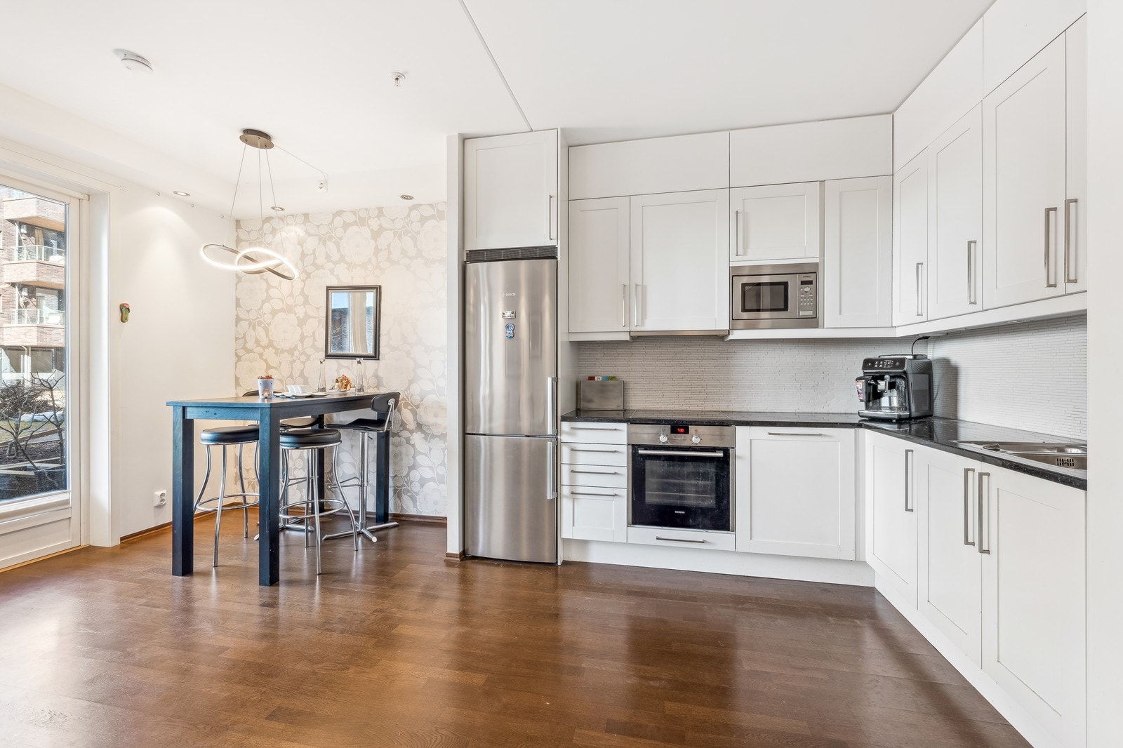 Åpent kjøkkenløsning med god benkeplass og oppbevaringsmuligheter Galleribilde