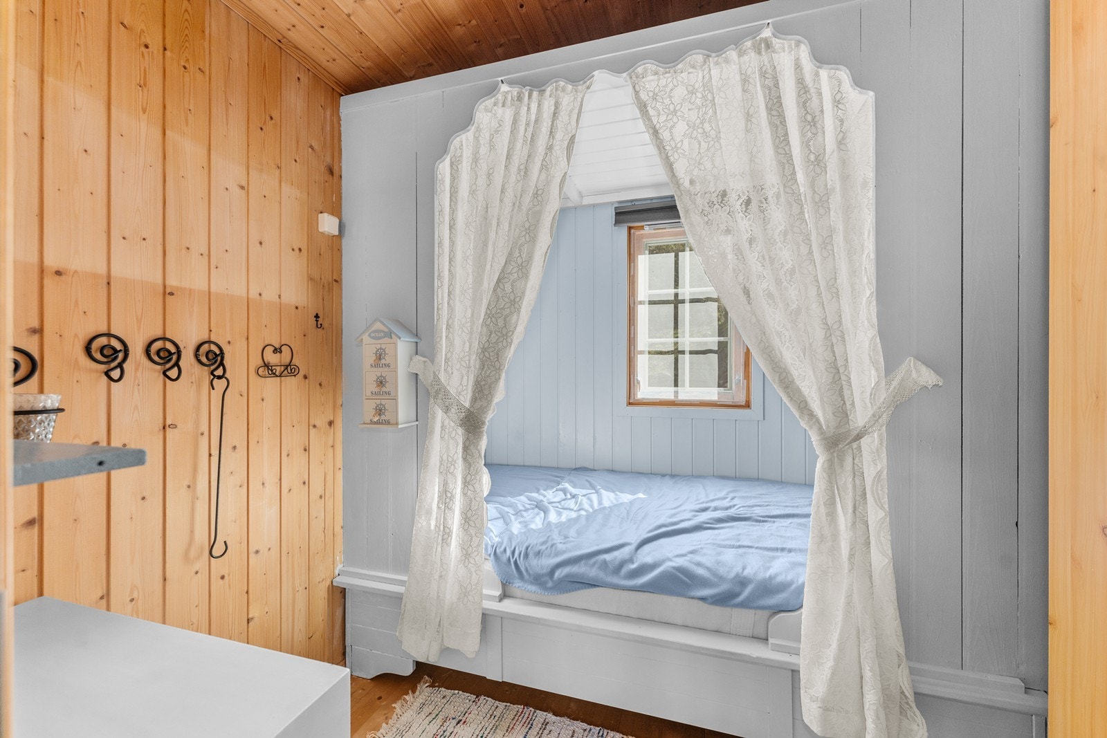 Innebygd seng i soverom 1 i hytten. Galleribilde