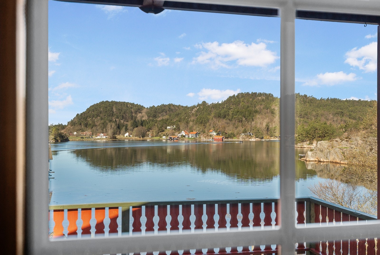 Nydelig utsikt. Tjømsvågen er skjermet farvann, men det er kort vei ut til åpent hav og den flotte skjærgården vest i LIndesnes. Galleribilde