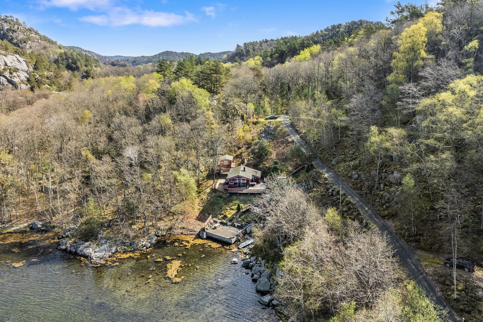 Svært usjenert beliggenhet innerst på østsiden av Tjømsvågen. Galleribilde