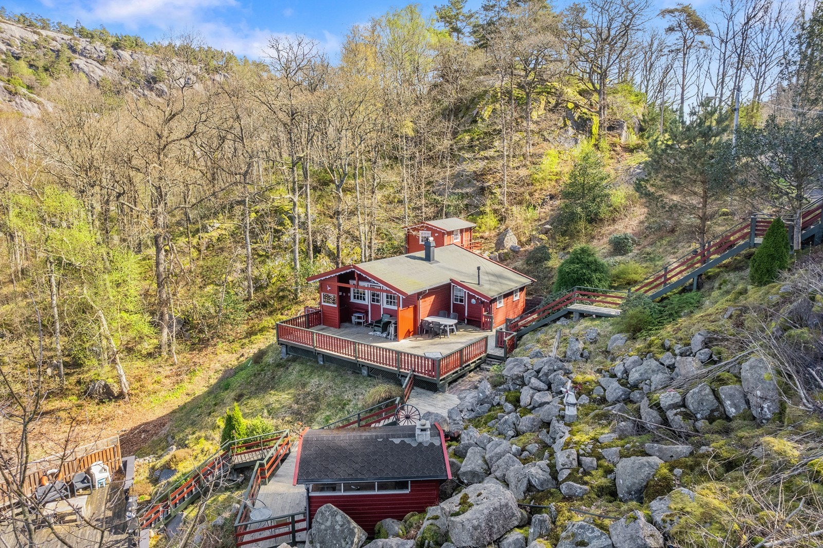 Naturtomt med gode uteplasser og usjenert beliggenhet. Galleribilde