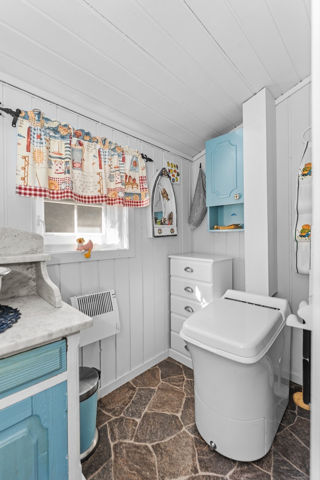 Toalettrom med elektrisk biotoalett Galleribilde