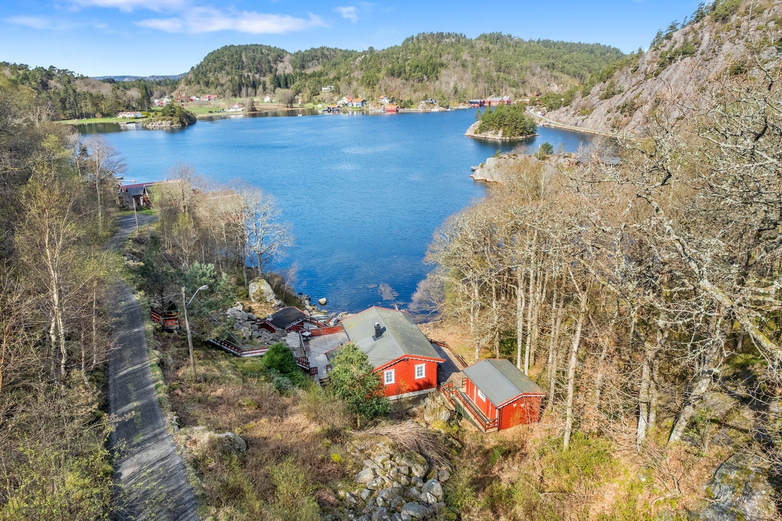 Fritidsboligen ligger på Kåfjordnes, noen få kilomter fra Vigeland i Lindesnes kommune. Galleribilde