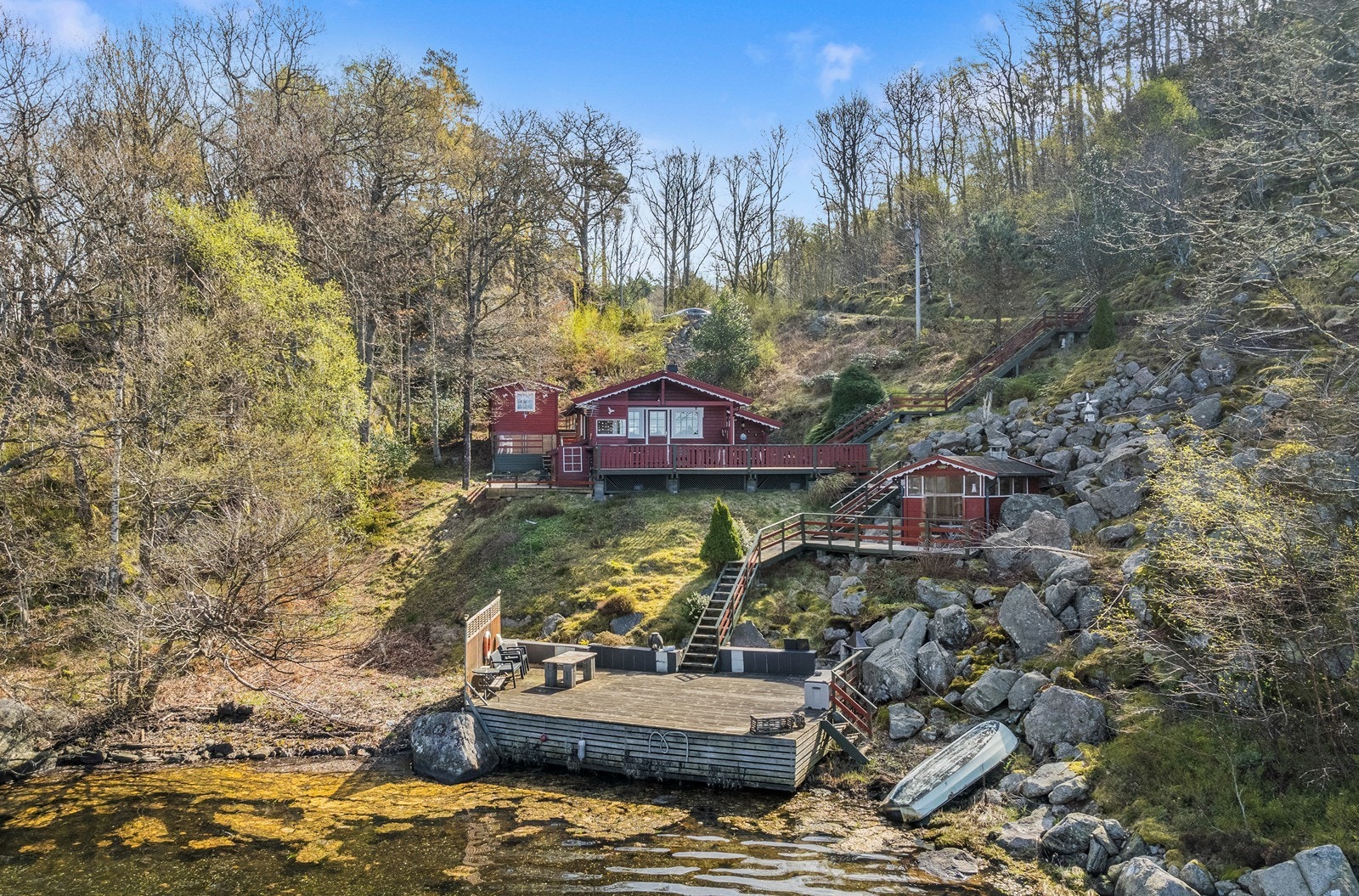 Usjenert beliggenhet. Trapper ned til egen brygge. Galleribilde