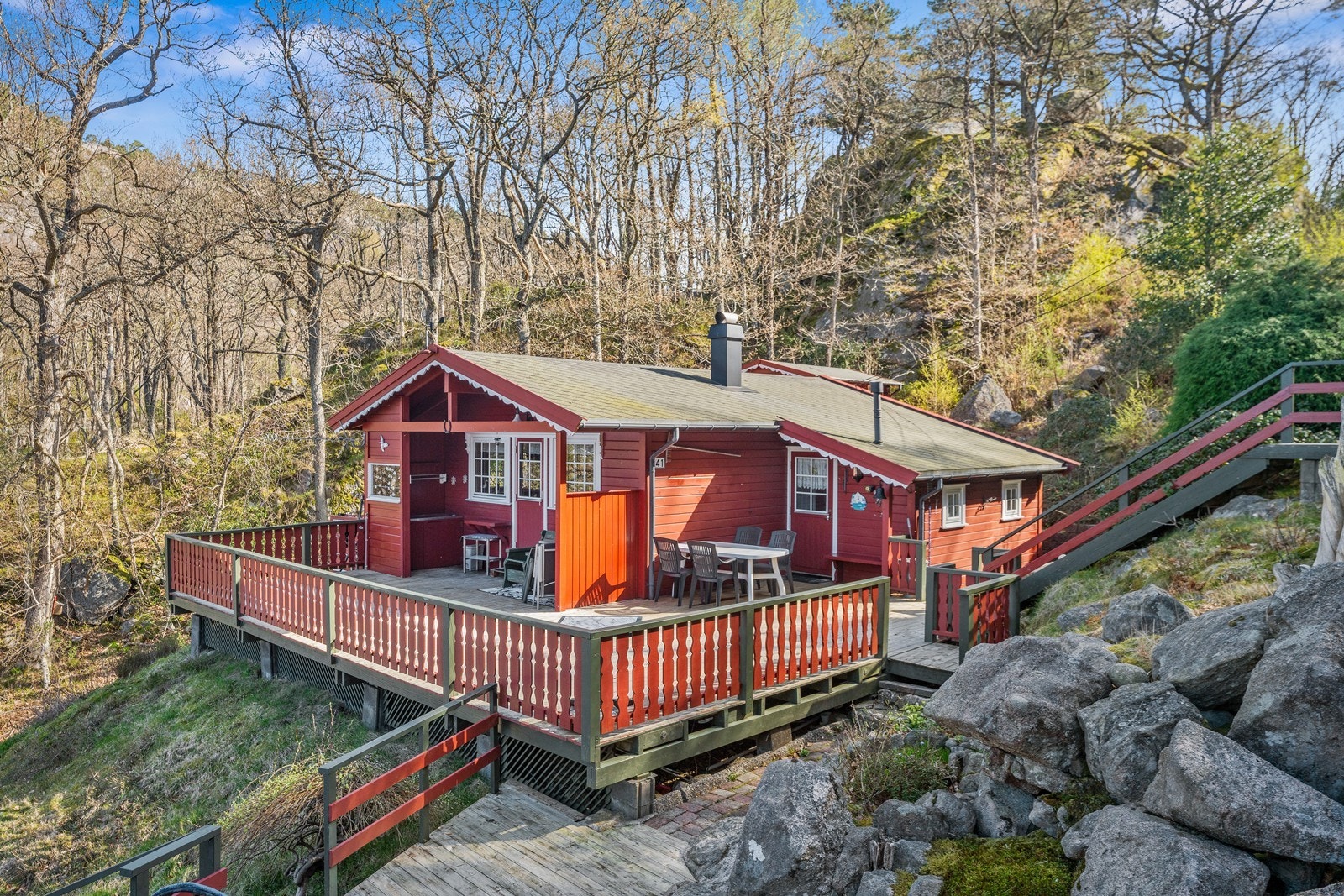 Hytten har enkel standard uten innlagt vann eller avløp. Etablert med 2 soverom og romslig stue /kjøkken Galleribilde