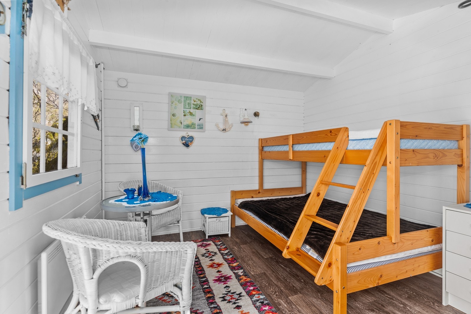 Soverommet i annekset er malt i lyse, hyggelige farger. Galleribilde