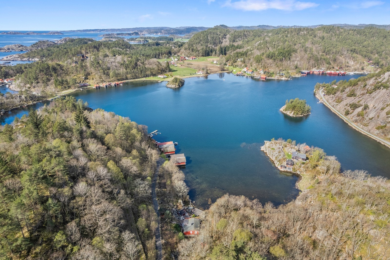 Dronefoto over Tjømsvågen. Eiendommen har utsikt mot den gamle bebyggelsen på Tjøm/Austgården. Galleribilde