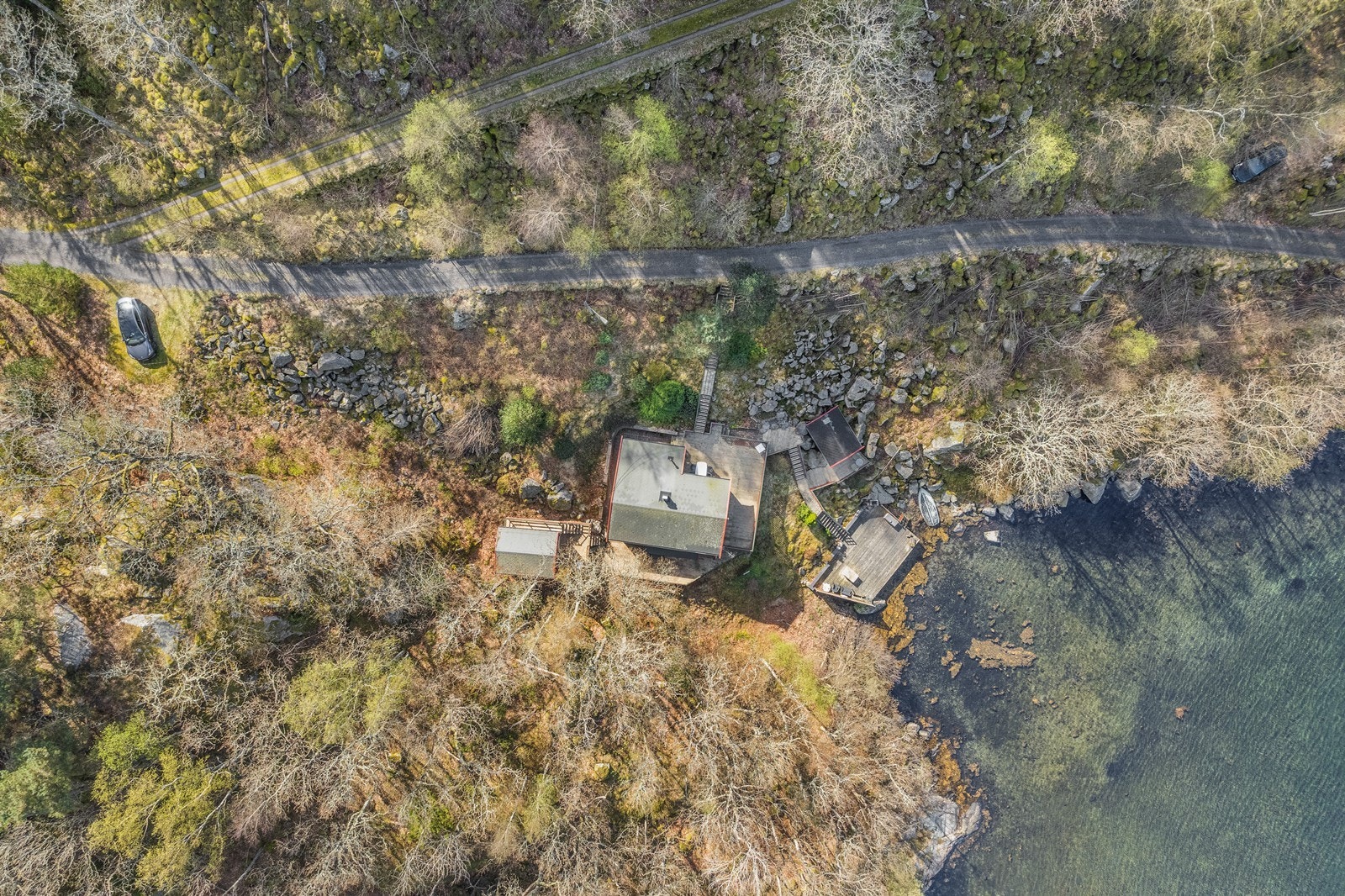 Fra kommunalvei/Kåfjordnes er området stengt med bom. Gammel gårdsvei inn på området er privat og benyttes kun av hytteeiere. Galleribilde