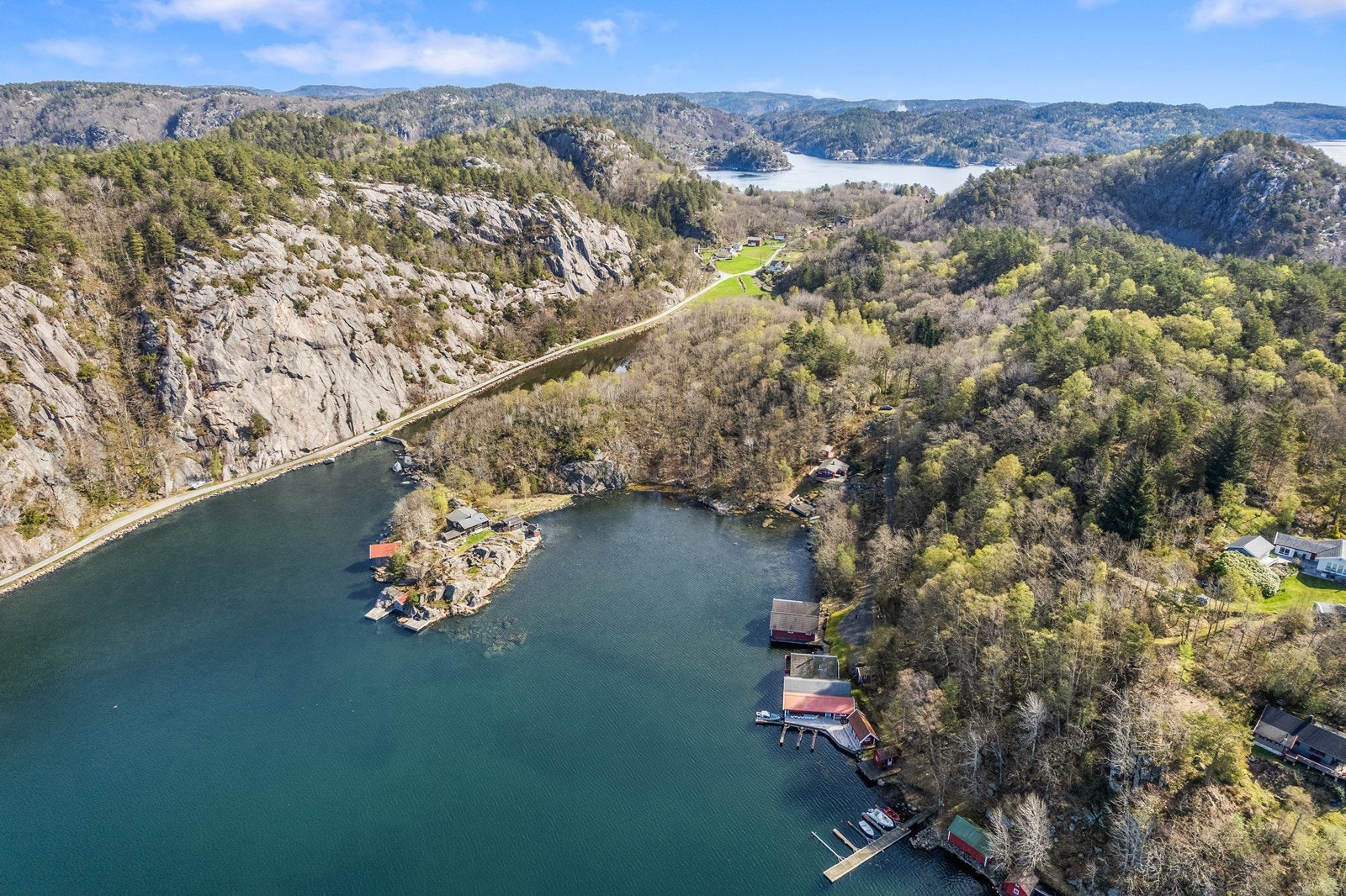Dronefoto over området Båtplassen ligger ved flytebryggen nederst i bildet. Galleribilde
