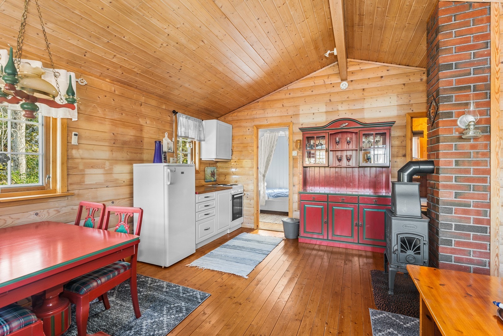 Hytten har enkel standard uten innlagt vann eller avløp. Etablert med 2 soverom og romslig stue /kjøkken. Galleribilde