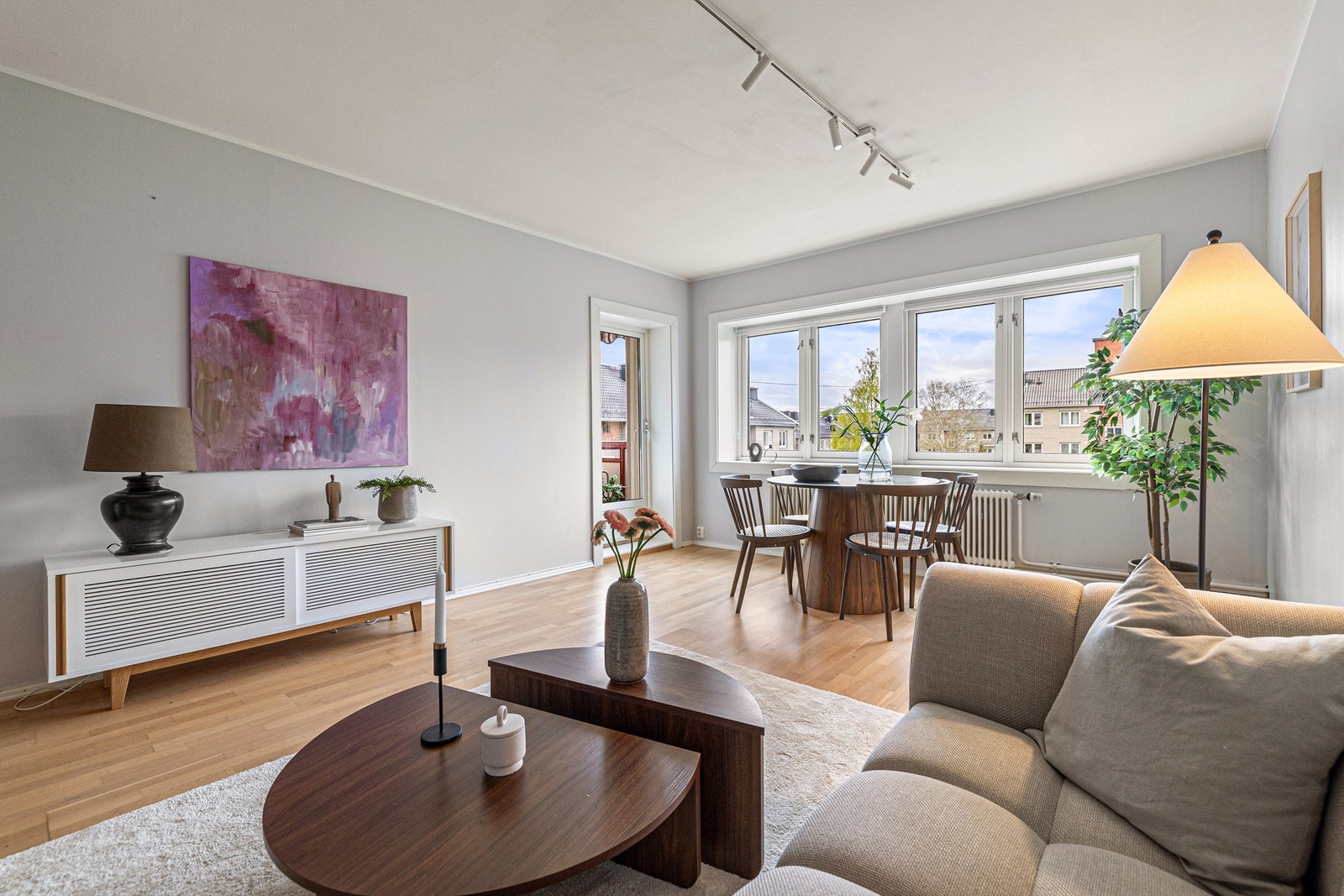 Leiligheten ligger fint til i rolige og idylliske omgivelser med kort vei til alt hverdagen krever, gode kollektivtilbud og inngangsporten til Lillomarka! Galleribilde