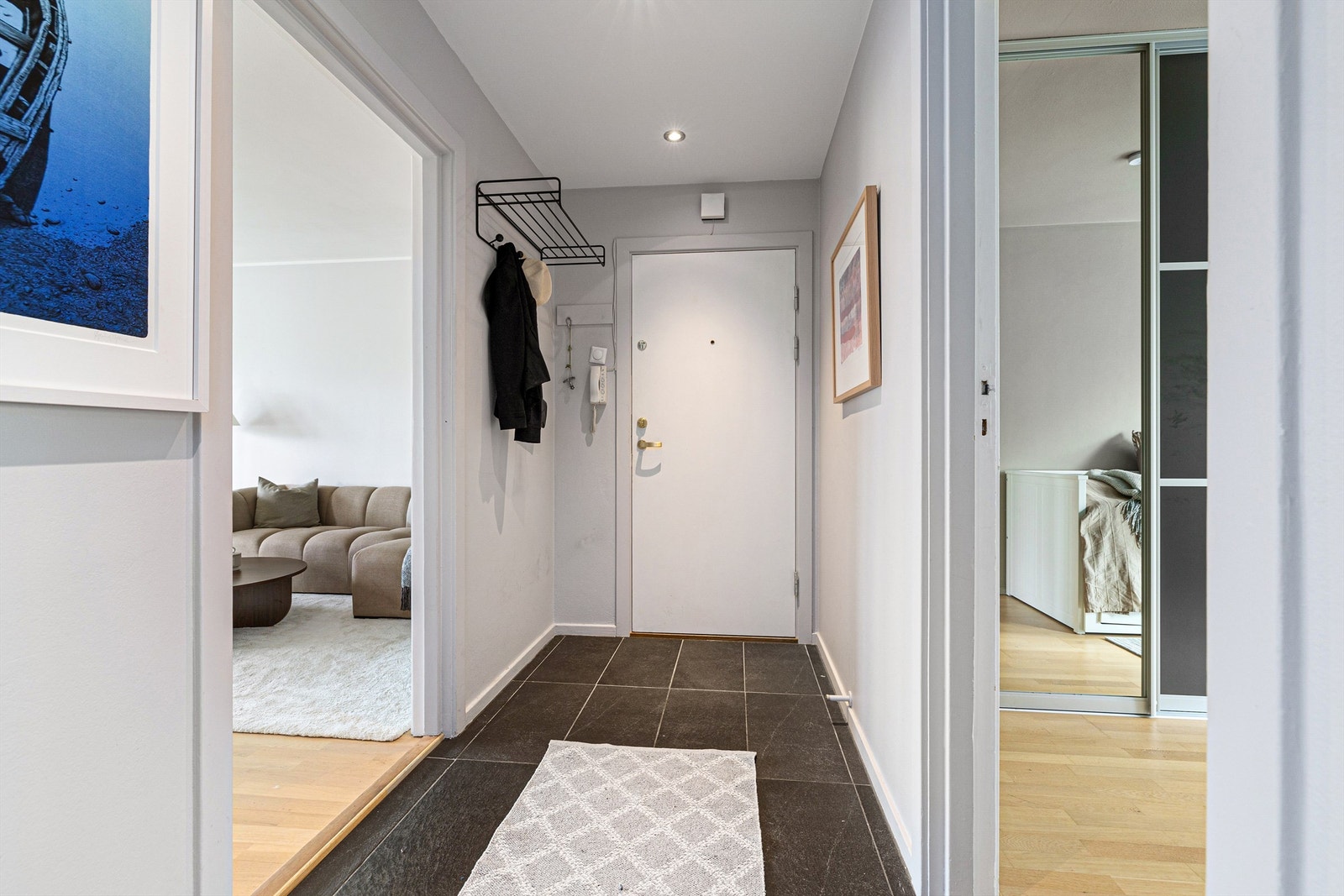 Flislagt entre med god plass til oppheng av yttertøy og sko Galleribilde
