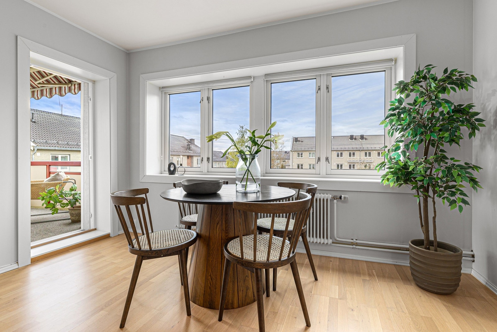 Fra stuen er det videre utgang til en herlig balkong Galleribilde