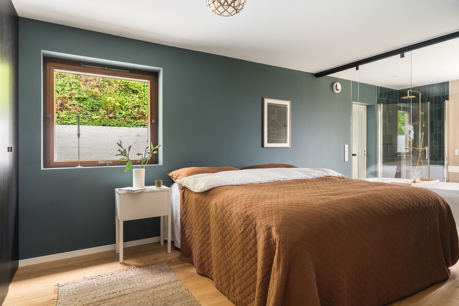 Hovedsoverommet er av meget stor størrelse, med integrert garderobe og en-suite bad. Galleribilde