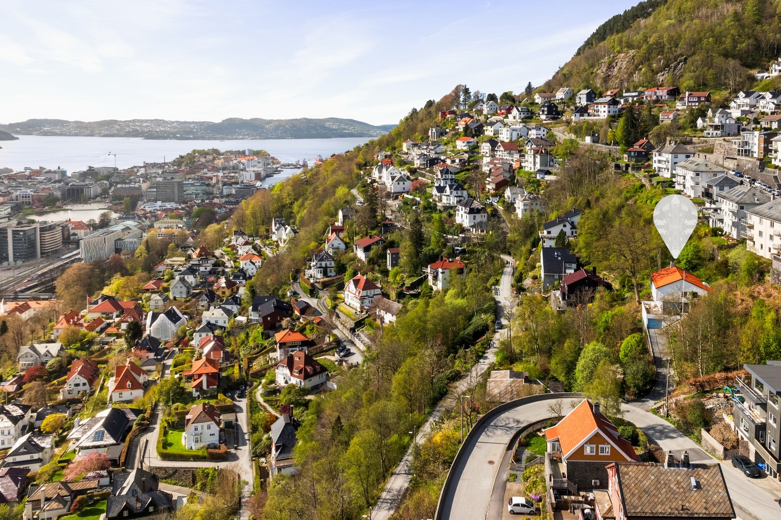 Eiendommen ligger sentralt i Fjellveien, men likevel helt skjermet og for seg selv. Galleribilde