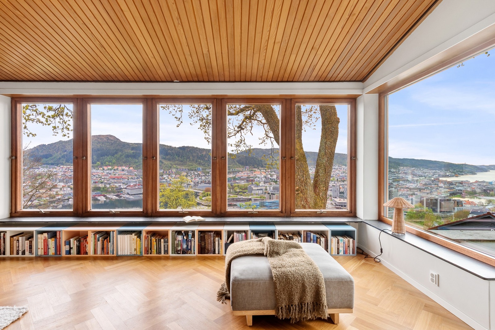Du har orkesterplass til utsikt fra Bergensdalen og Nordåsen, til innseilingen og Byfjorden. Galleribilde