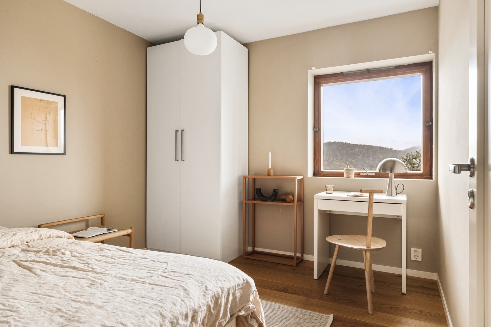 Ett av soverommene er plassert i 1. etasje, med god størrelse og garderobe. Galleribilde