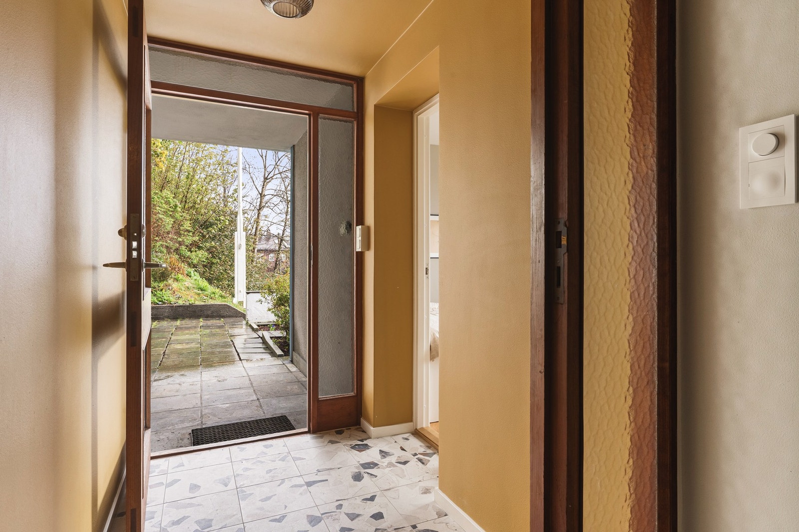 Velkommen inn! Originale tredører er bevart. Gang flislagt med terrazzo-fliser fra Fioranese (I coccio calce speccato). Lys er montert med Plejd-system, programmert tilå slå av og på alle lys. Galleribilde