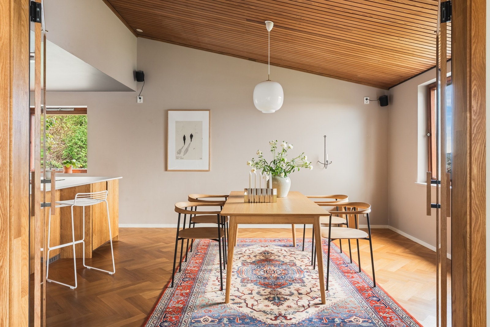 Kjøkkenet er husets naturlige samlingspunkt - hele 29 luftige kvadratmeter med gjennomtenkt design og høy funksjonalitet. Galleribilde