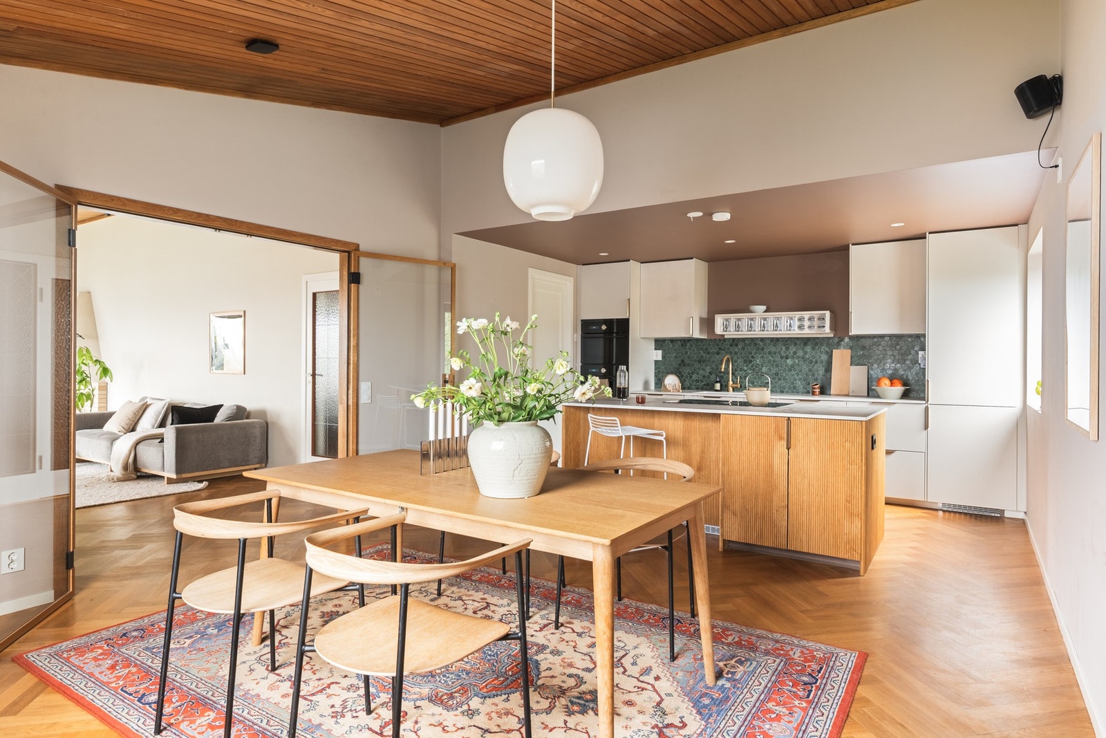Innredningen er et modifisert IKEA-kjøkken, løftet med spesialbestilte fronter i den elegante fargen "Complexion", som harmonerer sømløst med fargepaletten i resten av rommet. Resultatet er et eksklusivt og helhetlig uttrykk. Galleribilde