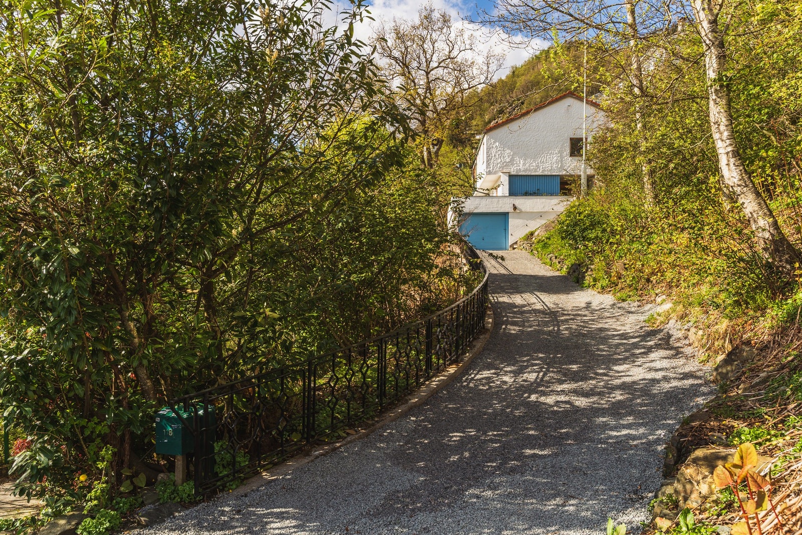 Eiendommen ligger helt for seg selv, majestetisk plassert i Fjellveien - med adkomst fra Ole Irgens' vei. Galleribilde