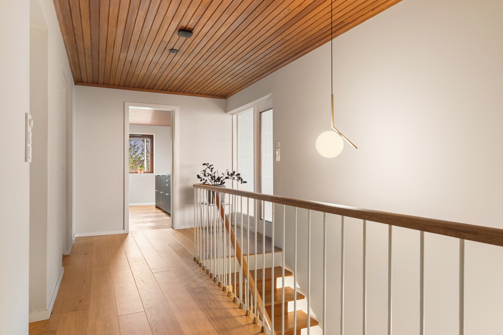 Vi beveger oss opp trappen og tar oss gjennom hovedetasjen. Galleribilde