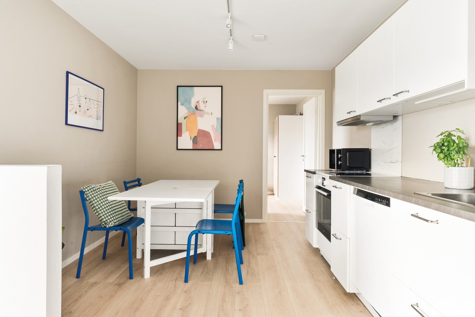 Hybeldelen har også egen inngang fra hoveddel, dersom en enkelt vil innlemme denne til eget bruk. Galleribilde