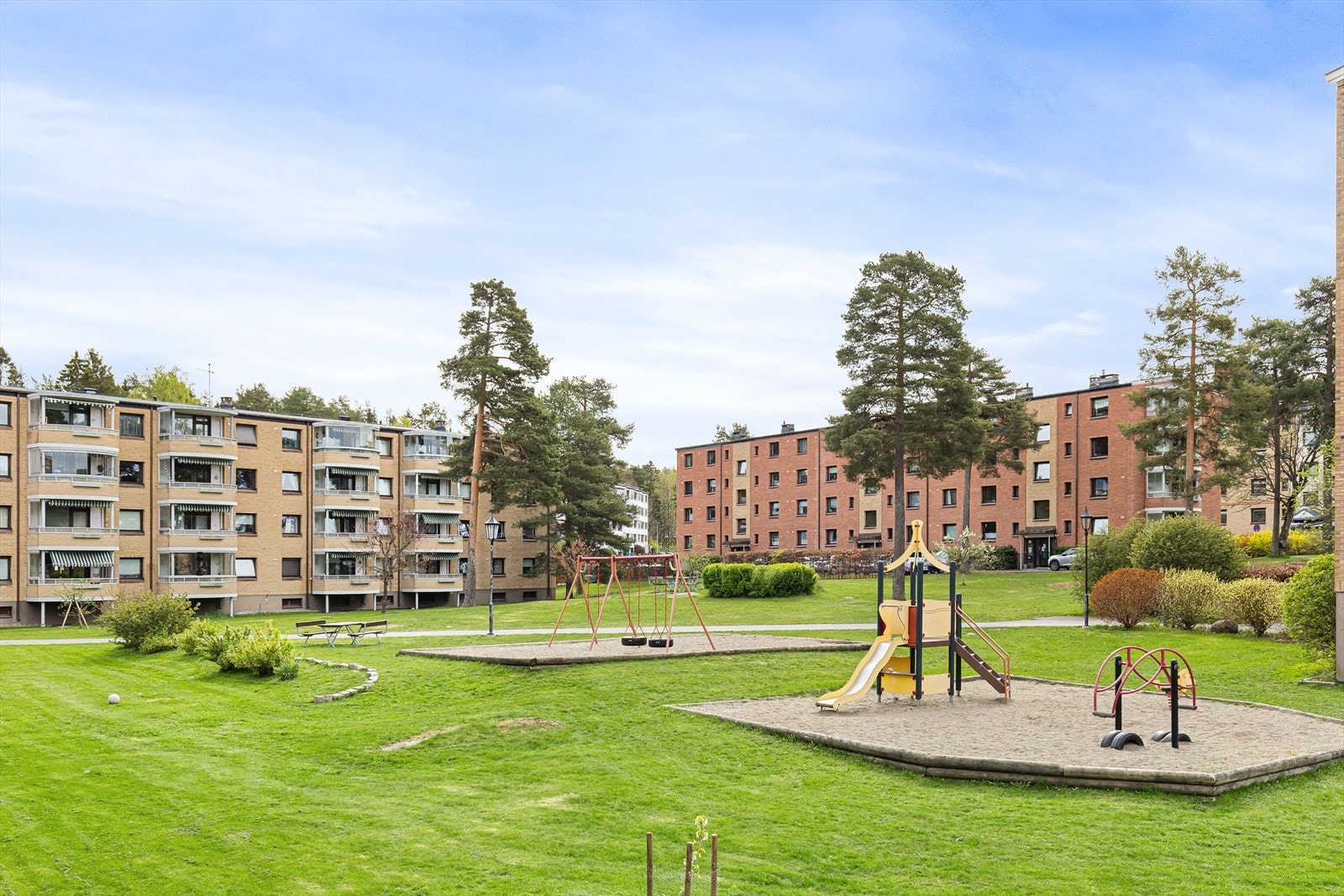 På utearealene kan barn og voksne kose seg om sommeren Galleribilde