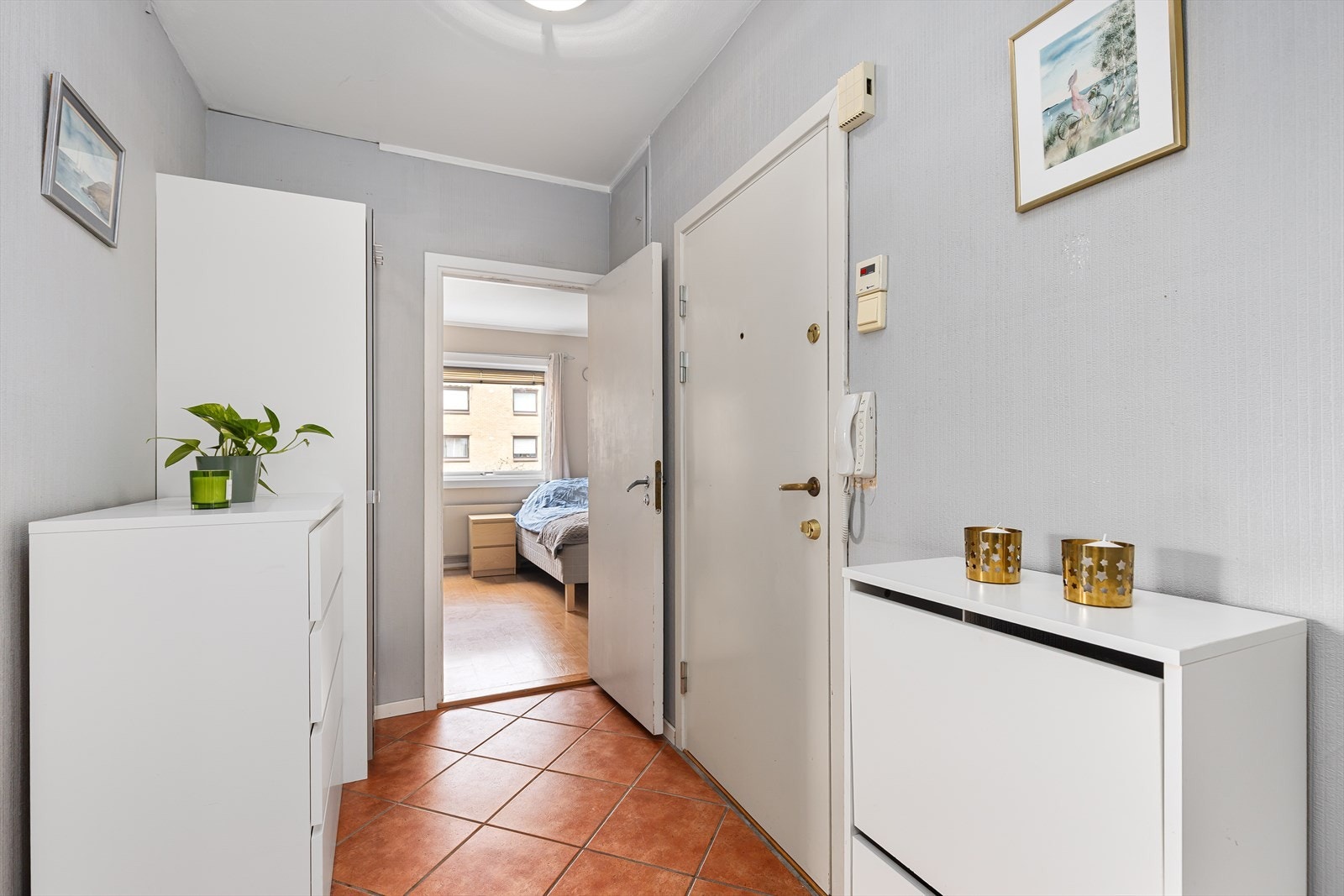 Det er montert portåpner for åpning av ytterdør Galleribilde