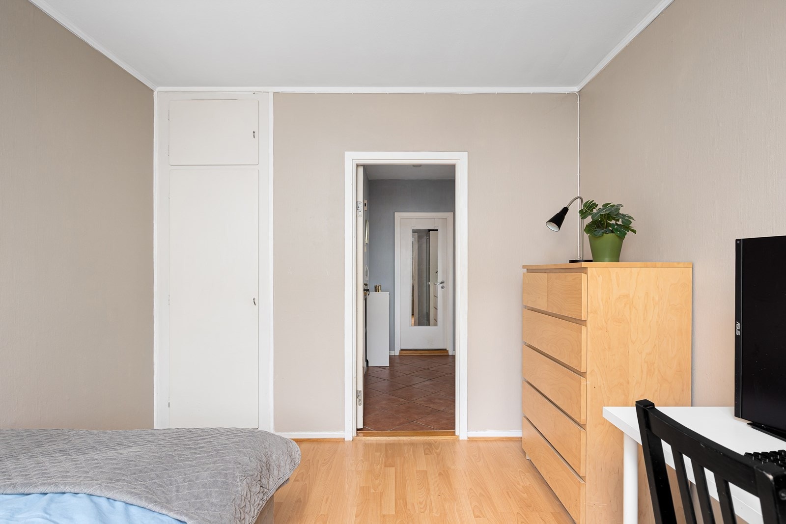 Det er originalt plassbygget garderobeskap. Galleribilde