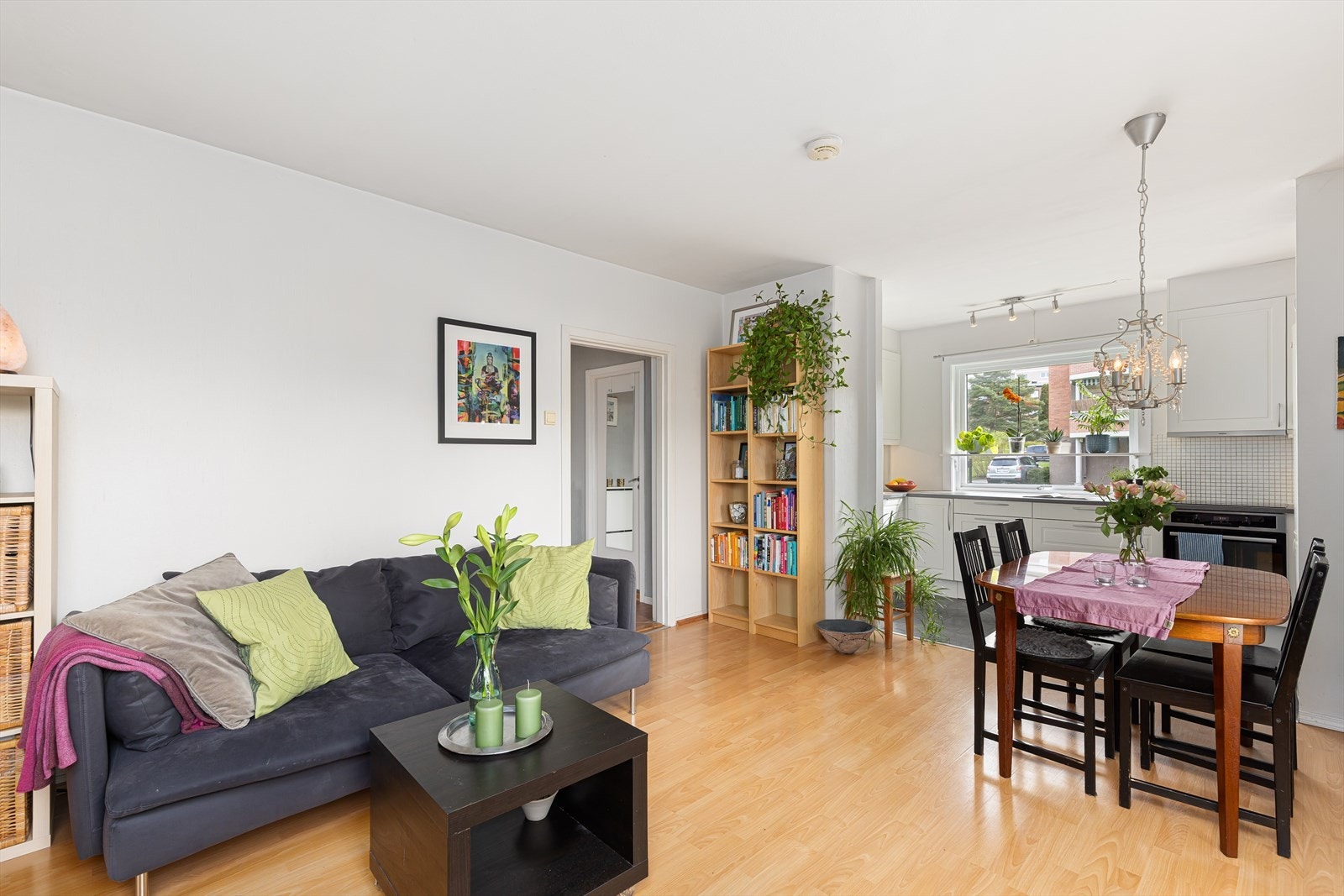 Det er god plass til sofagruppe og spisestue med stoler Galleribilde