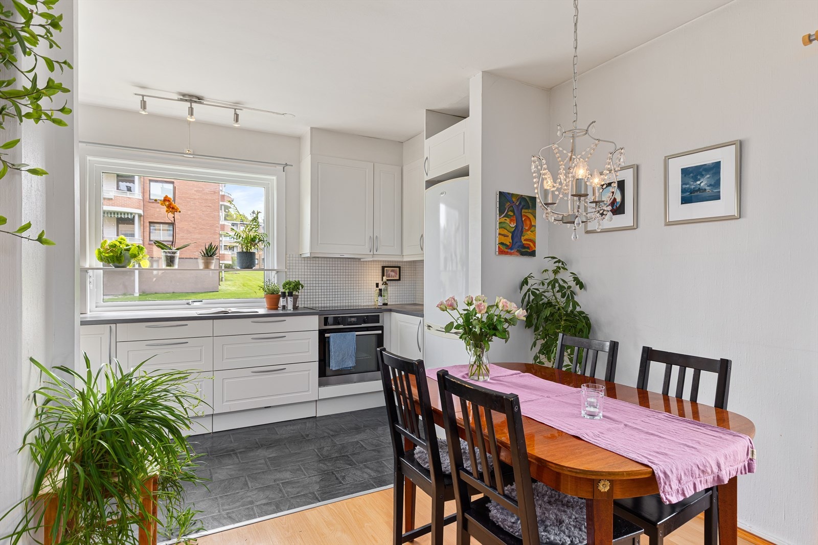 Det er god plass til en spisestue rett ved kjøkkenet Galleribilde